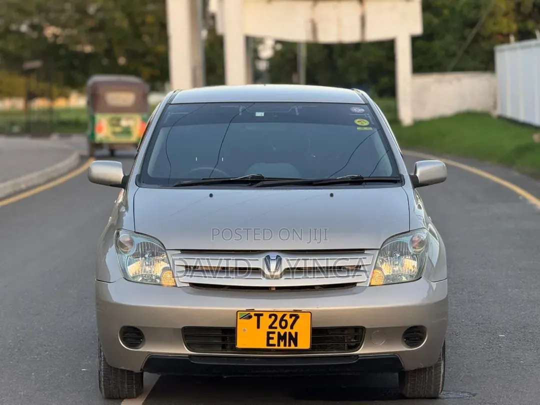 Toyota IST 2004 Gold