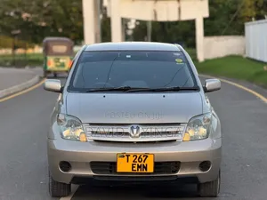 Toyota IST 2004 Gold