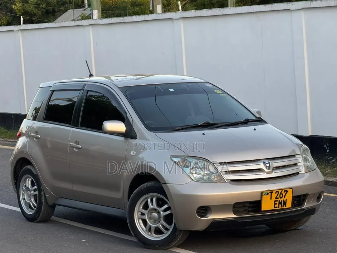 Toyota IST 2004 Gold