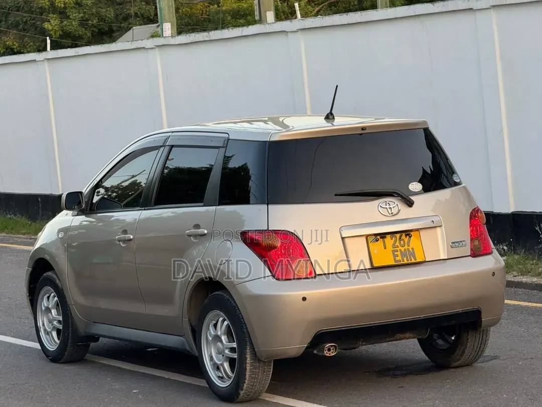 Toyota IST 2004 Gold