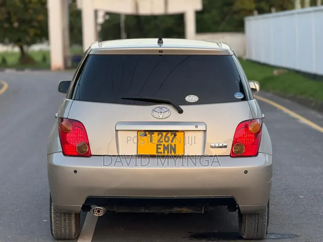 Toyota IST 2004 Gold