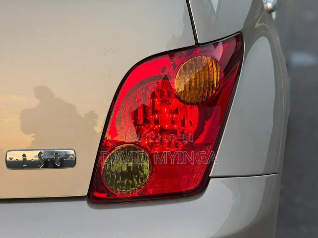 Toyota IST 2004 Gold