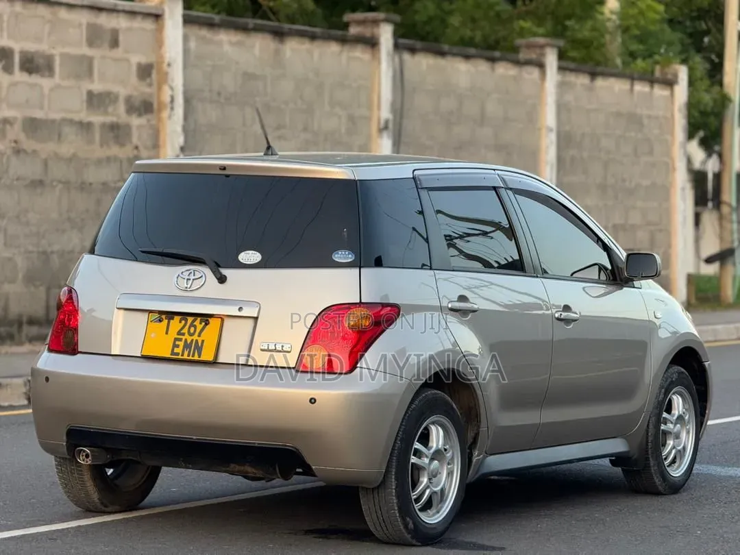 Toyota IST 2004 Gold