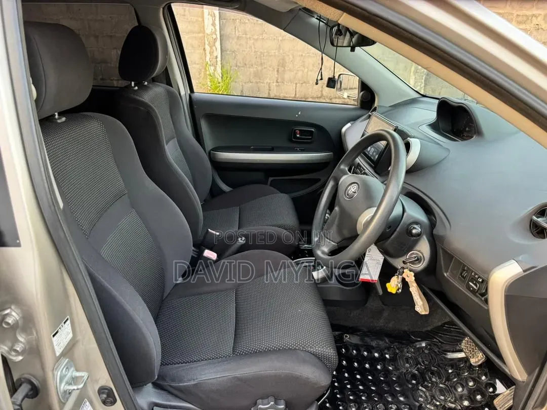 Toyota IST 2004 Gold