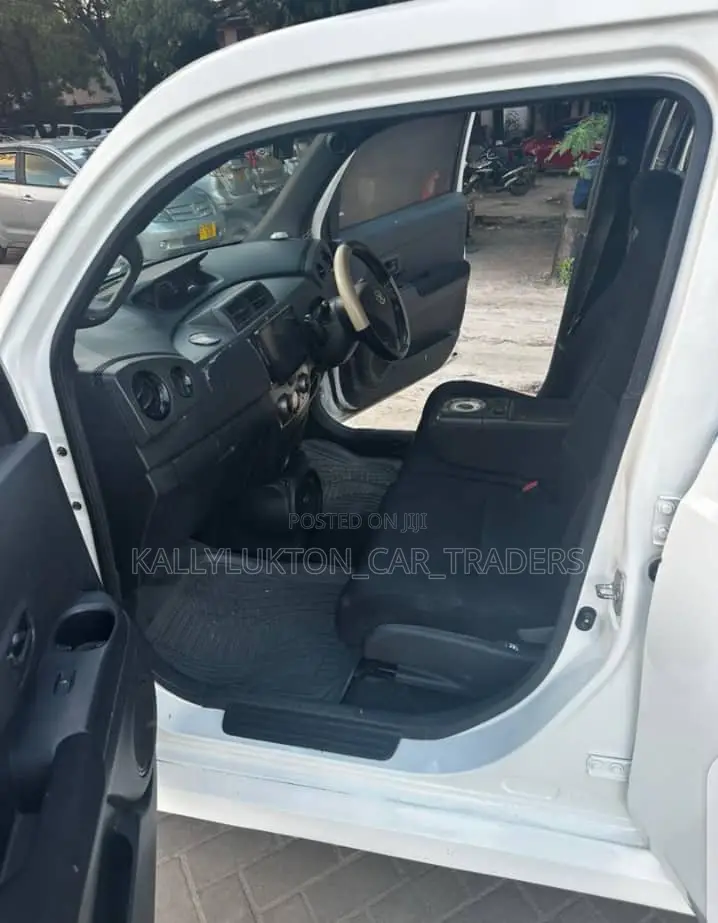 Toyota bB 2009 White