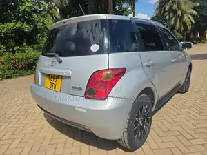 Toyota IST 2005 Silver