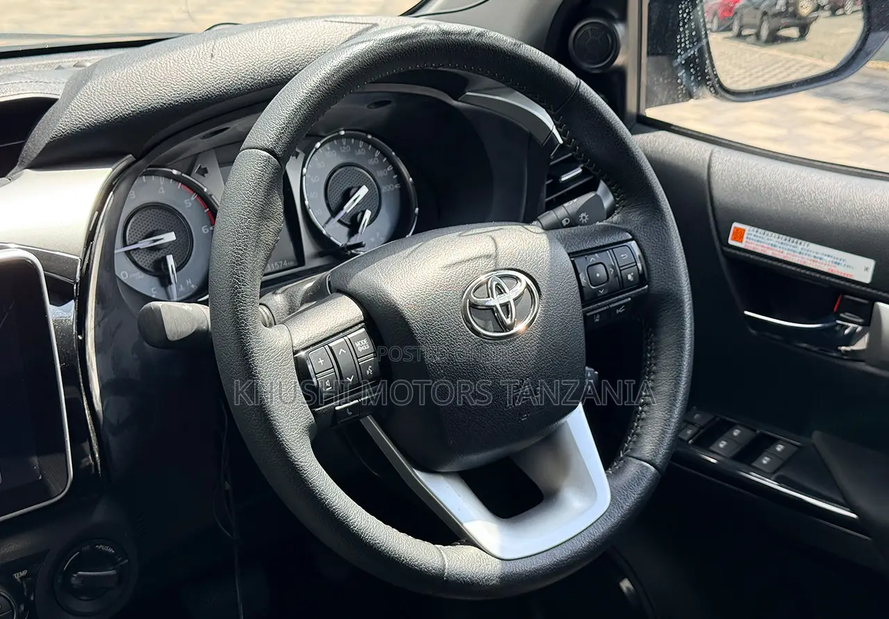 Toyota Hilux 2022 Black