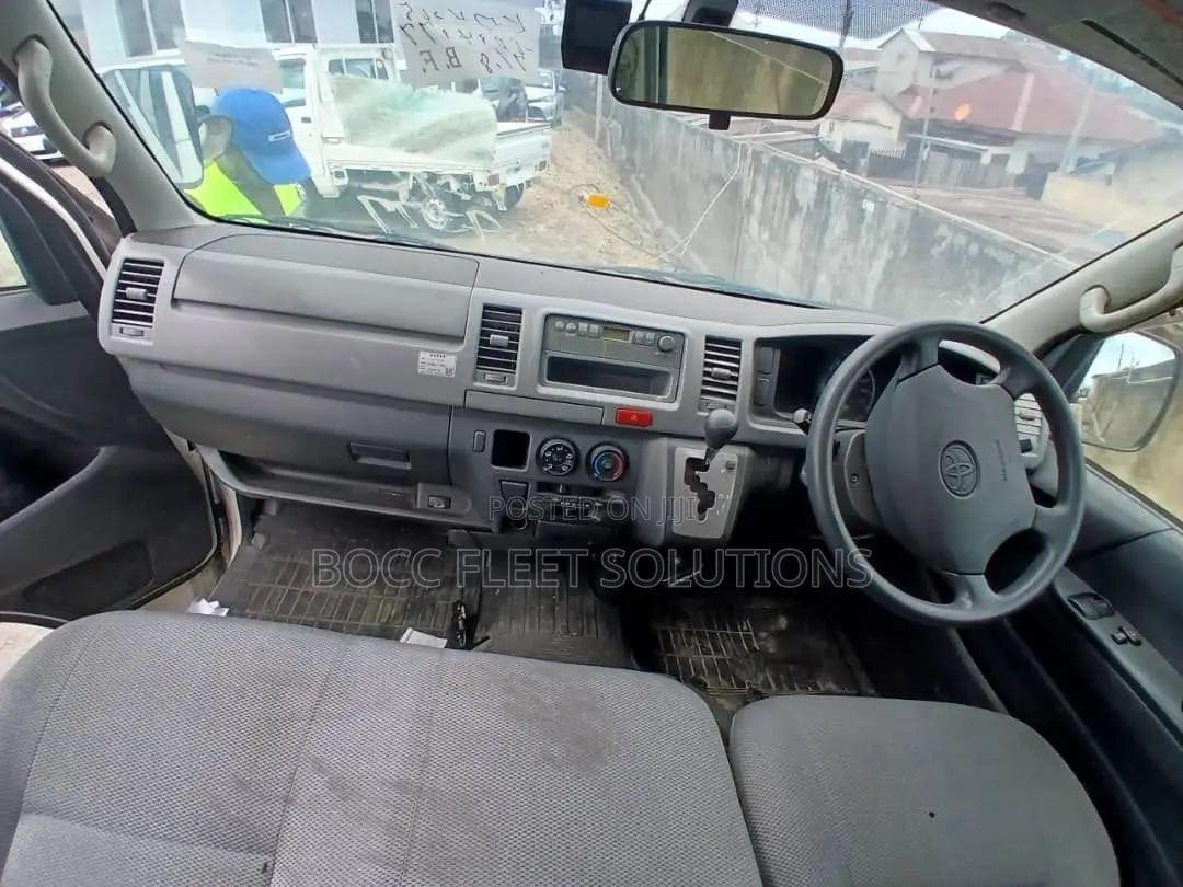 Toyota HiAce 220 2007 White