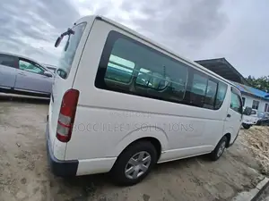 Toyota HiAce 220 2007 White
