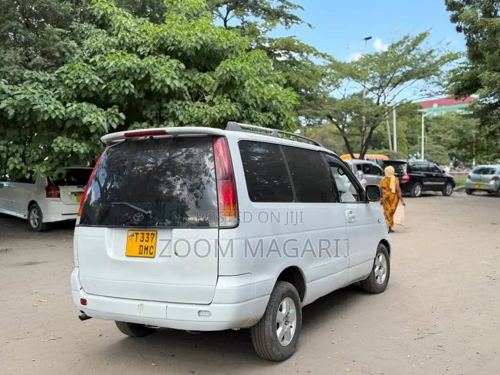 Toyota Noah 2003 White