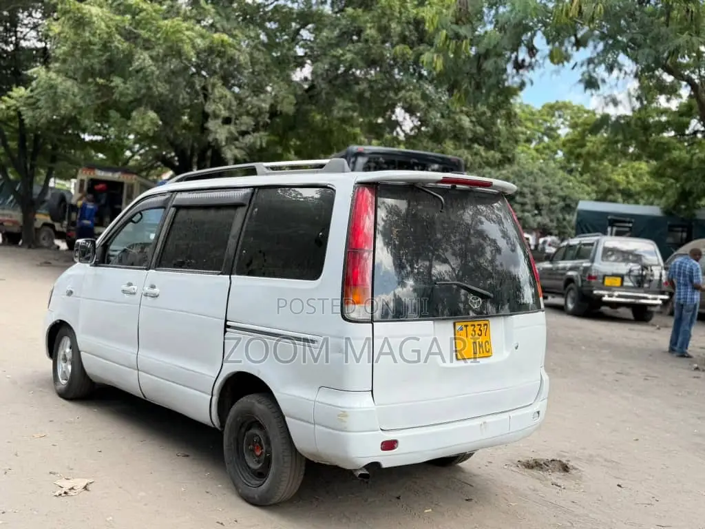 Toyota Noah 2003 White
