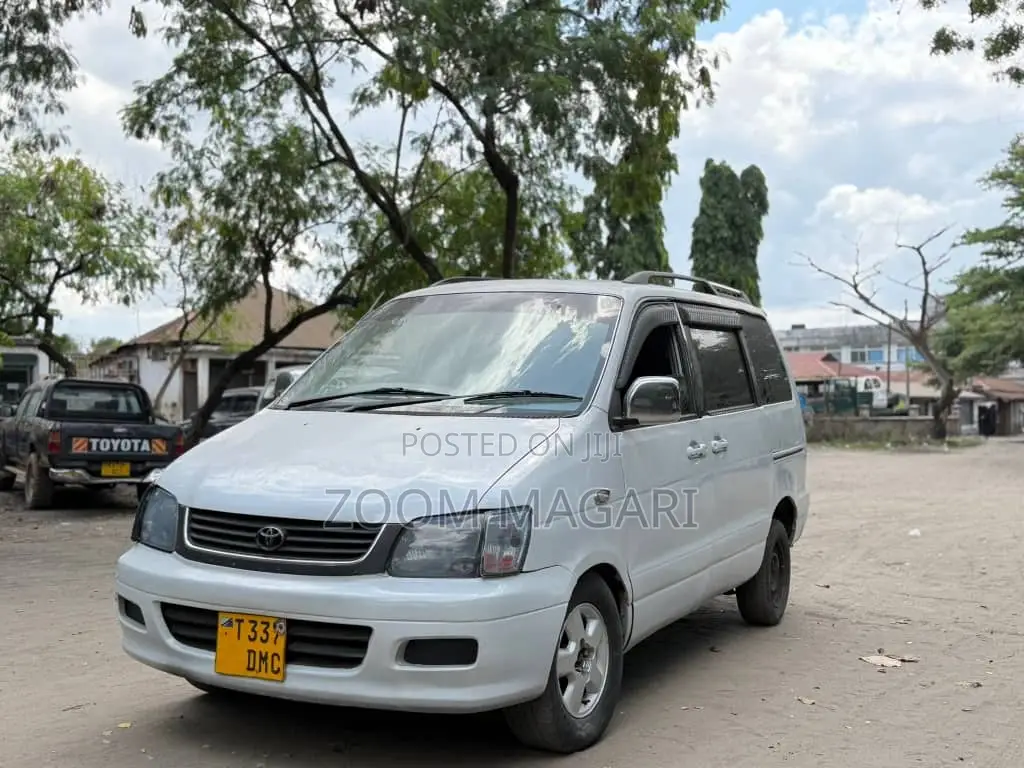 Toyota Noah 2003 White
