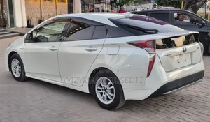 Toyota Prius 2017 Off white