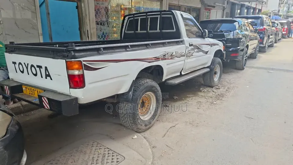 Toyota Hilux 1999 White