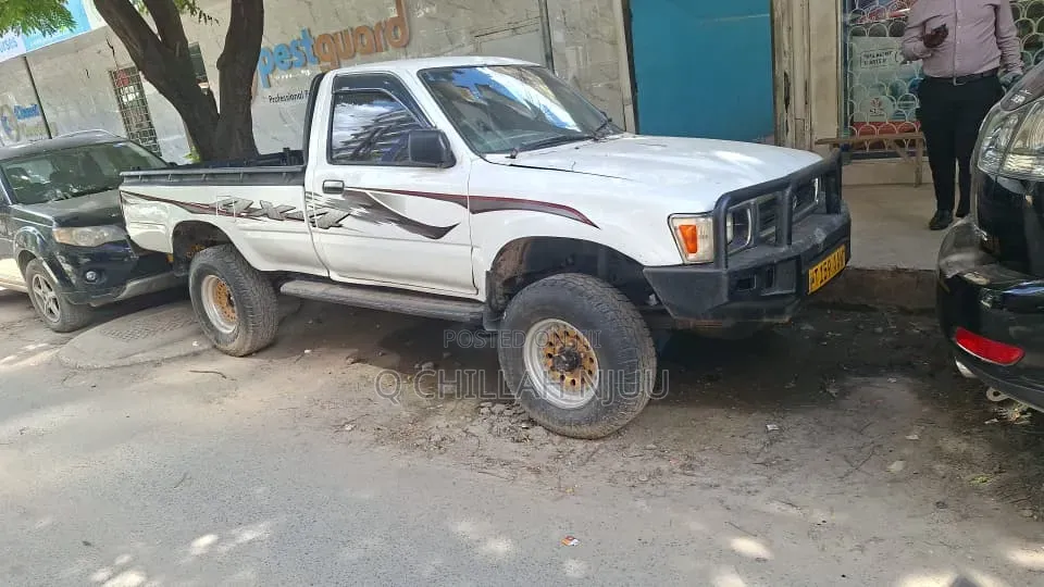Toyota Hilux 1999 White