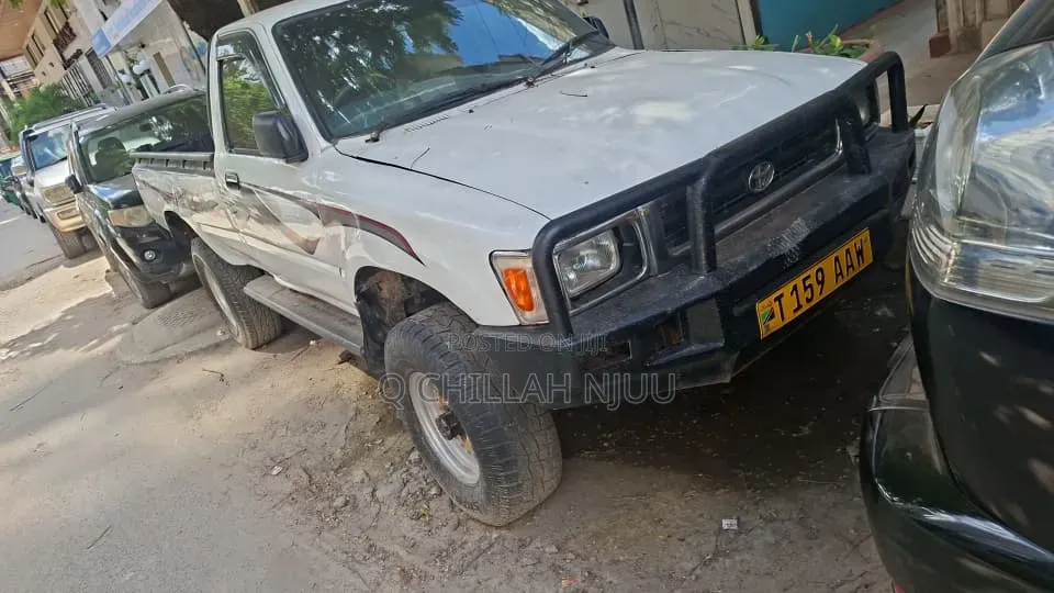 Toyota Hilux 1999 White