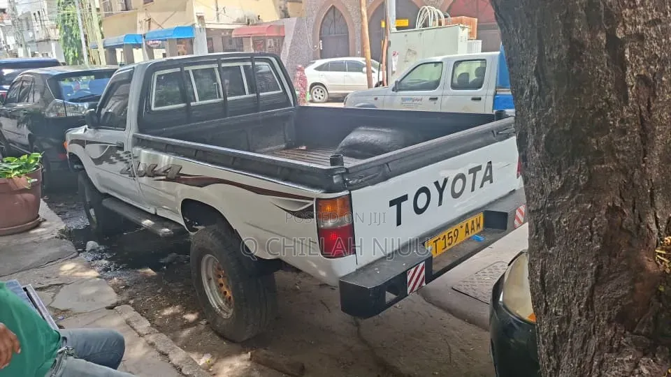 Toyota Hilux 1999 White