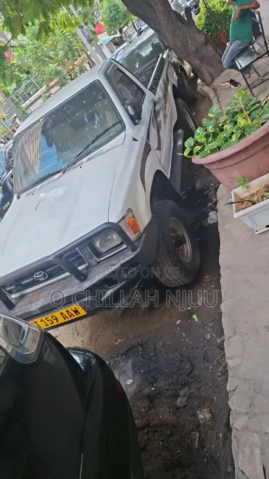 Toyota Hilux 1999 White