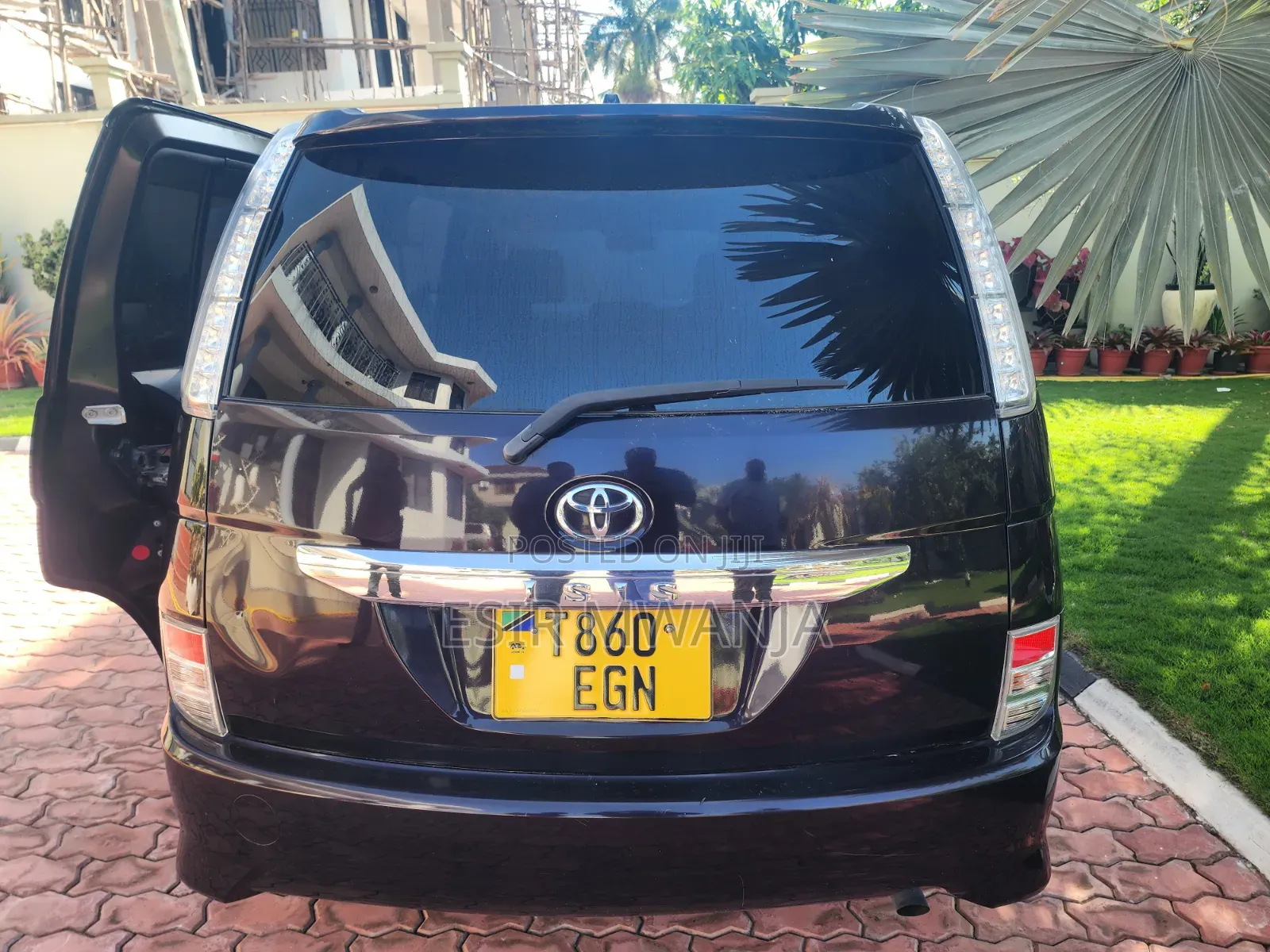 Toyota ISIS 2012 Maroon