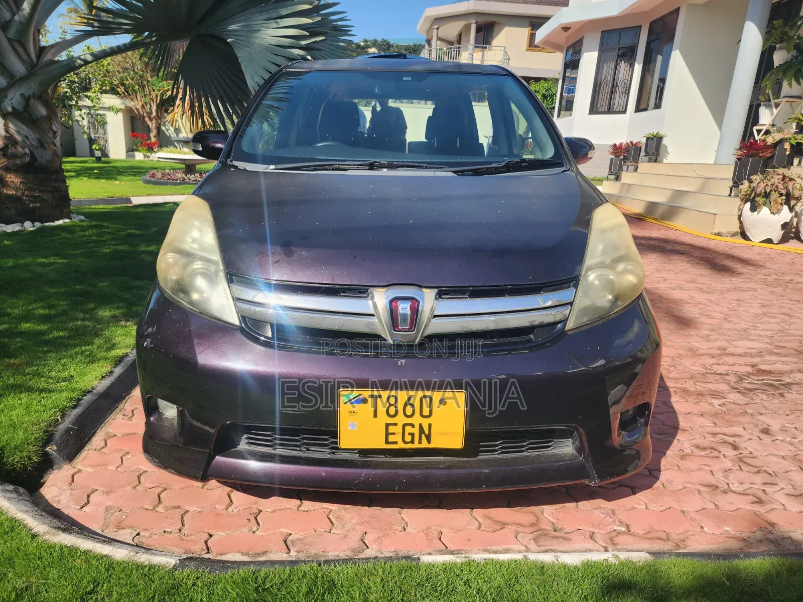 Toyota ISIS 2012 Maroon