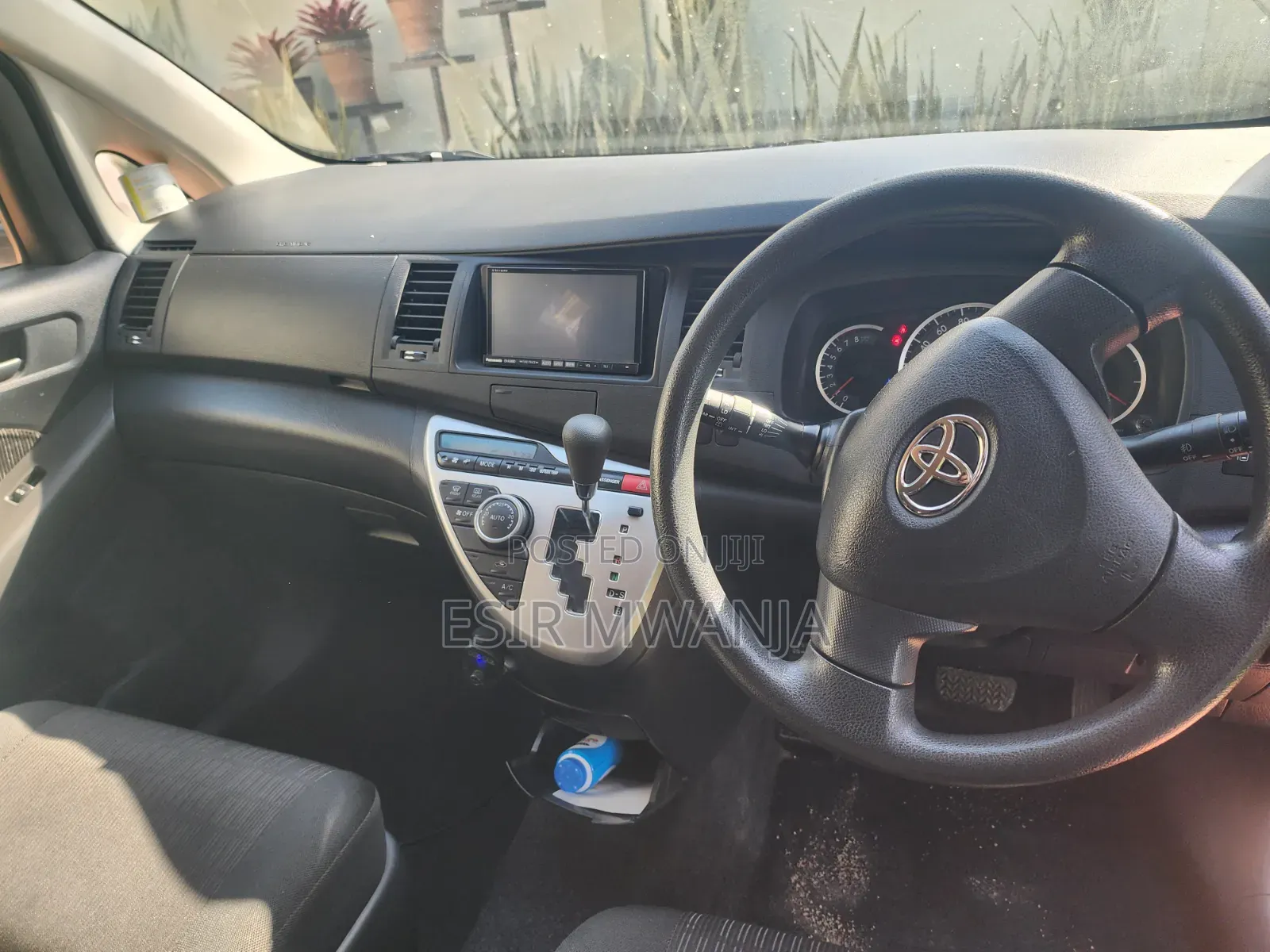 Toyota ISIS 2012 Maroon