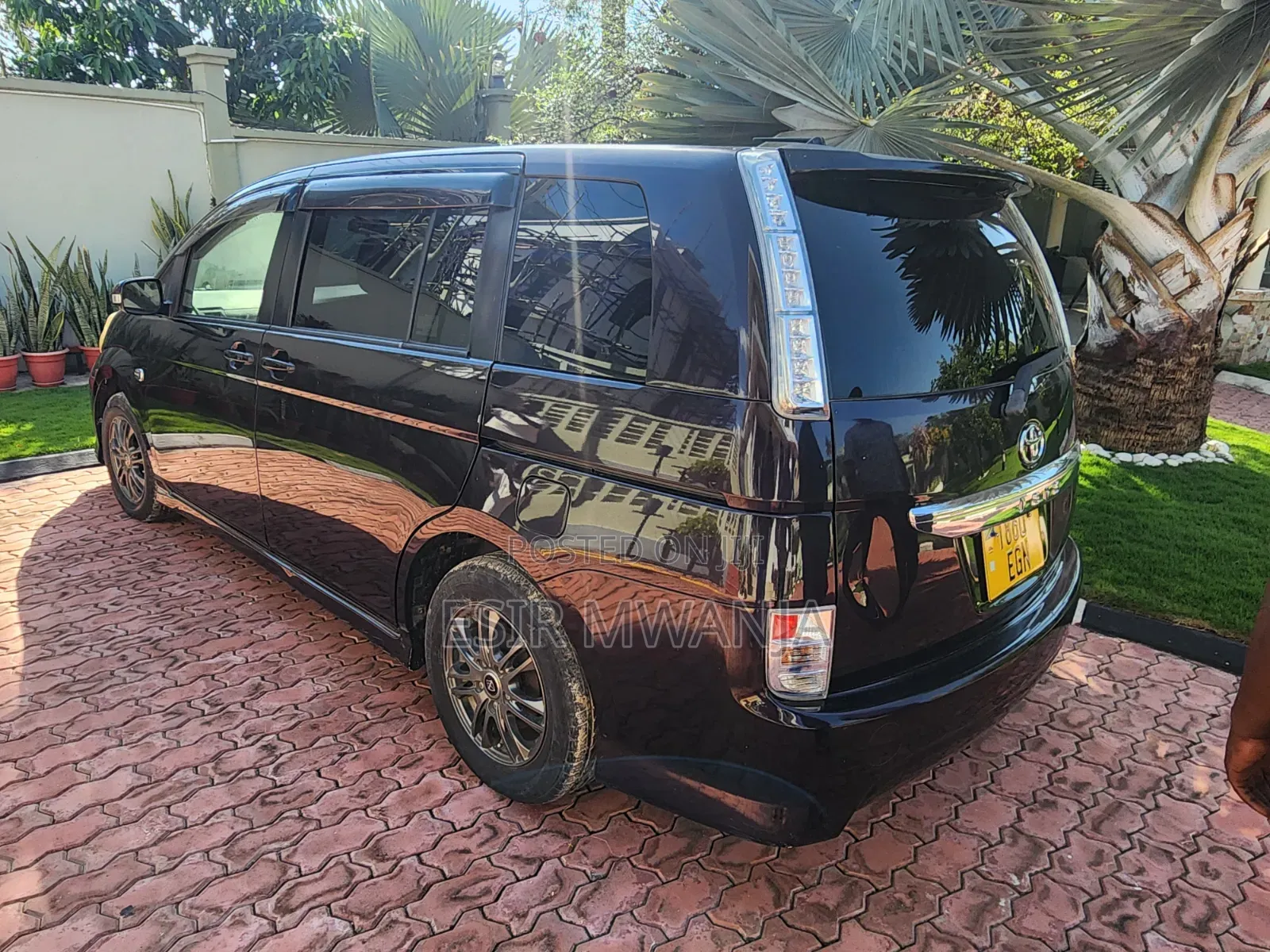 Toyota ISIS 2012 Maroon