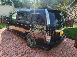 Toyota ISIS 2012 Maroon