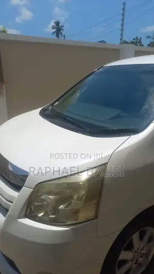 Toyota Noah 2.0 AWD (8 Seater) 2015 White