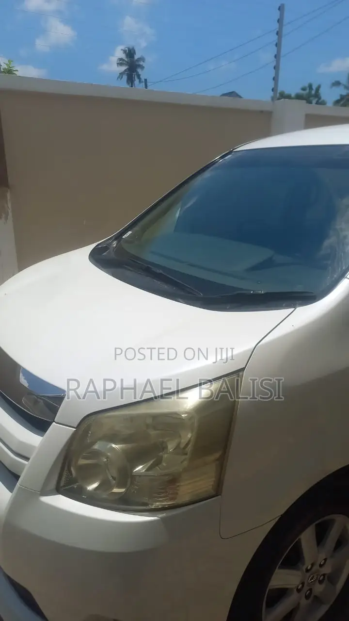 Toyota Noah 2.0 AWD (8 Seater) 2015 White