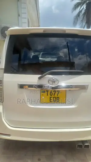 Toyota Noah 2.0 AWD (8 Seater) 2015 White