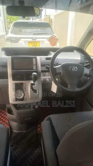Toyota Noah 2.0 AWD (8 Seater) 2015 White