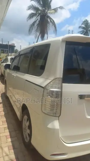 Toyota Noah 2.0 AWD (8 Seater) 2015 White