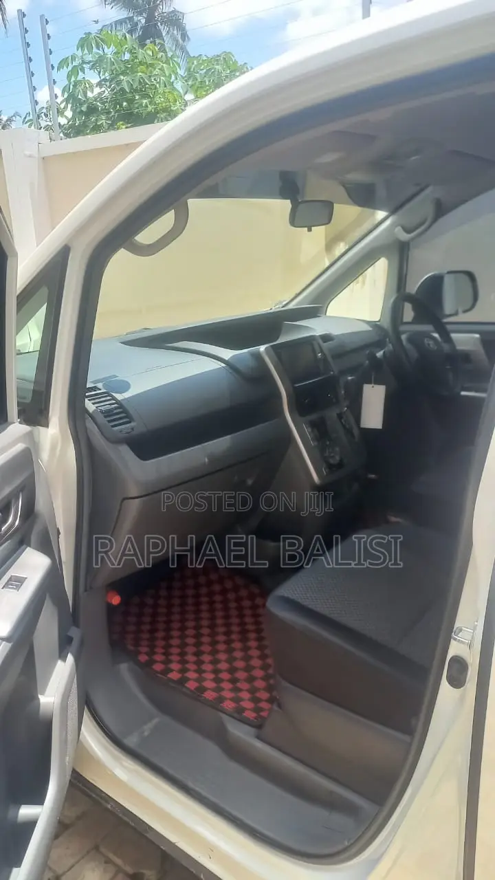 Toyota Noah 2.0 AWD (8 Seater) 2015 White