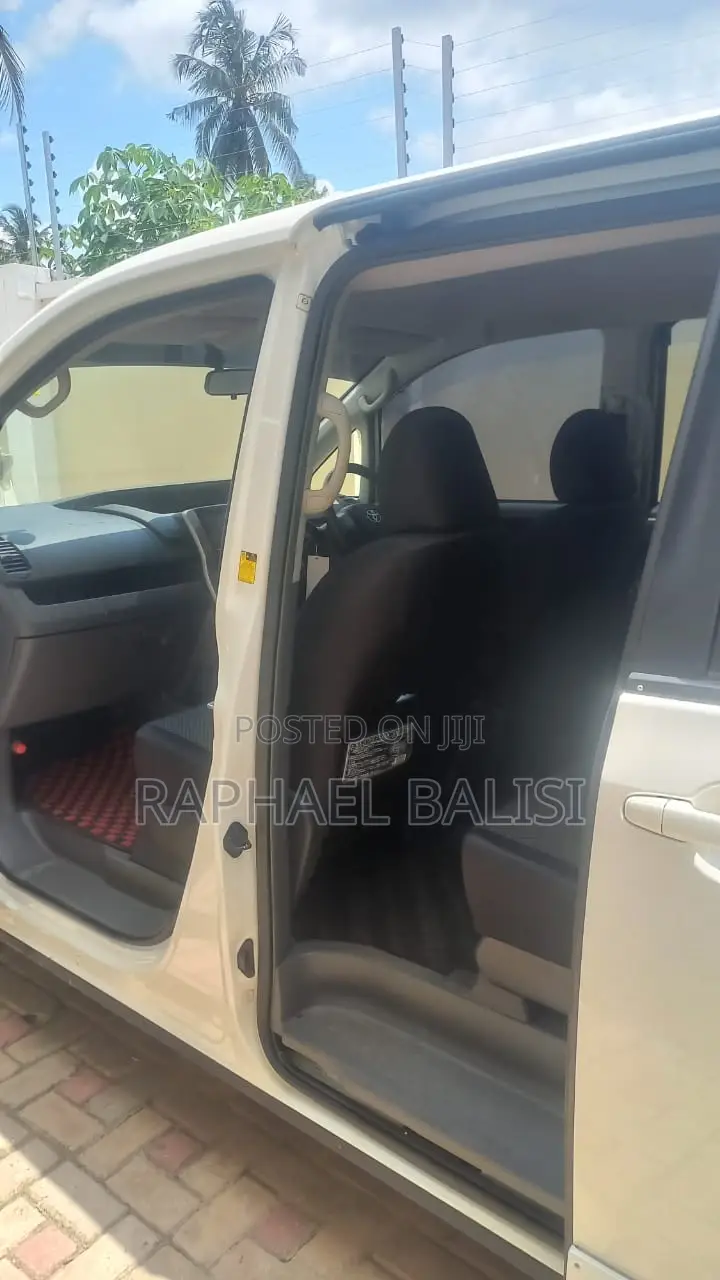 Toyota Noah 2.0 AWD (8 Seater) 2015 White