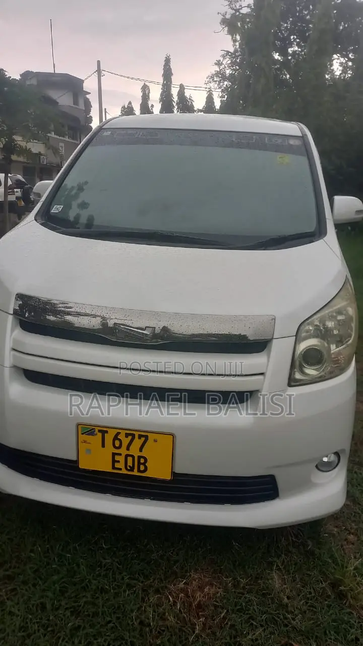 Toyota Noah 2.0 AWD (8 Seater) 2015 White