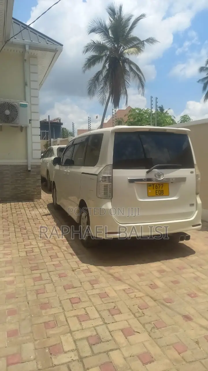 Toyota Noah 2.0 AWD (8 Seater) 2015 White
