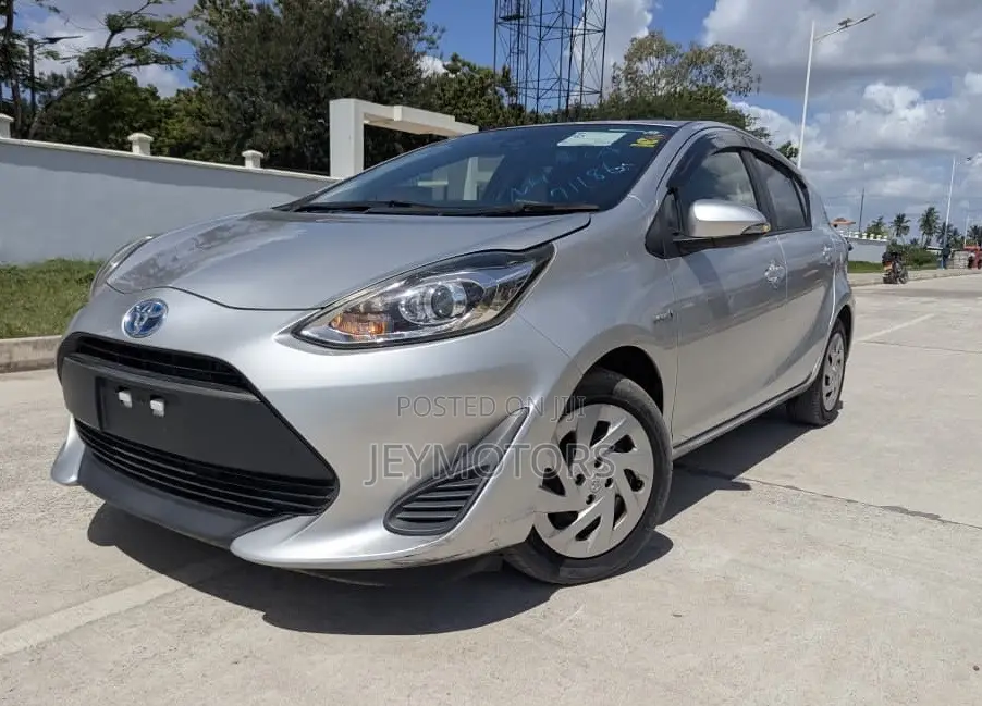Toyota Aqua 2018 Silver