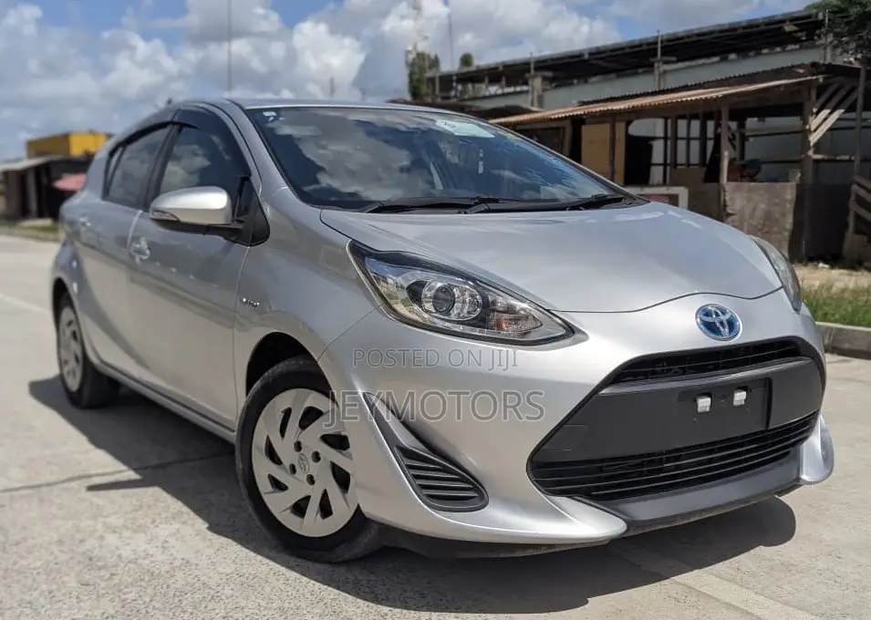 Toyota Aqua 2018 Silver