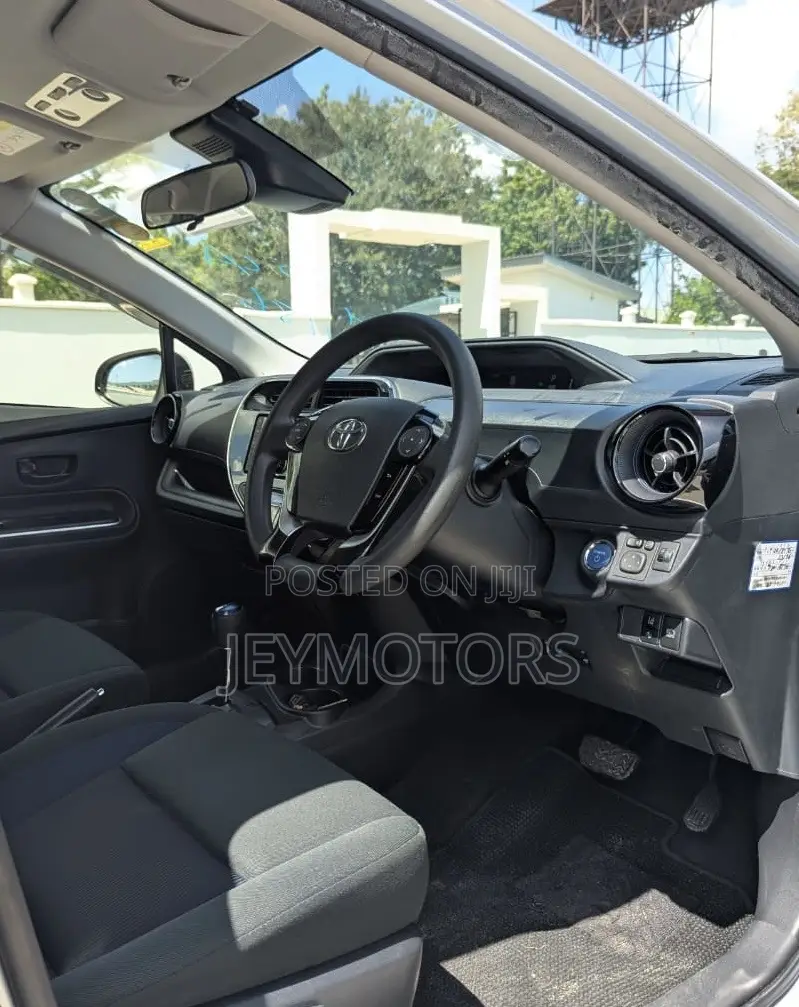 Toyota Aqua 2018 Silver