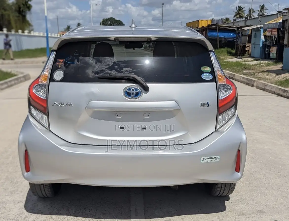 Toyota Aqua 2018 Silver