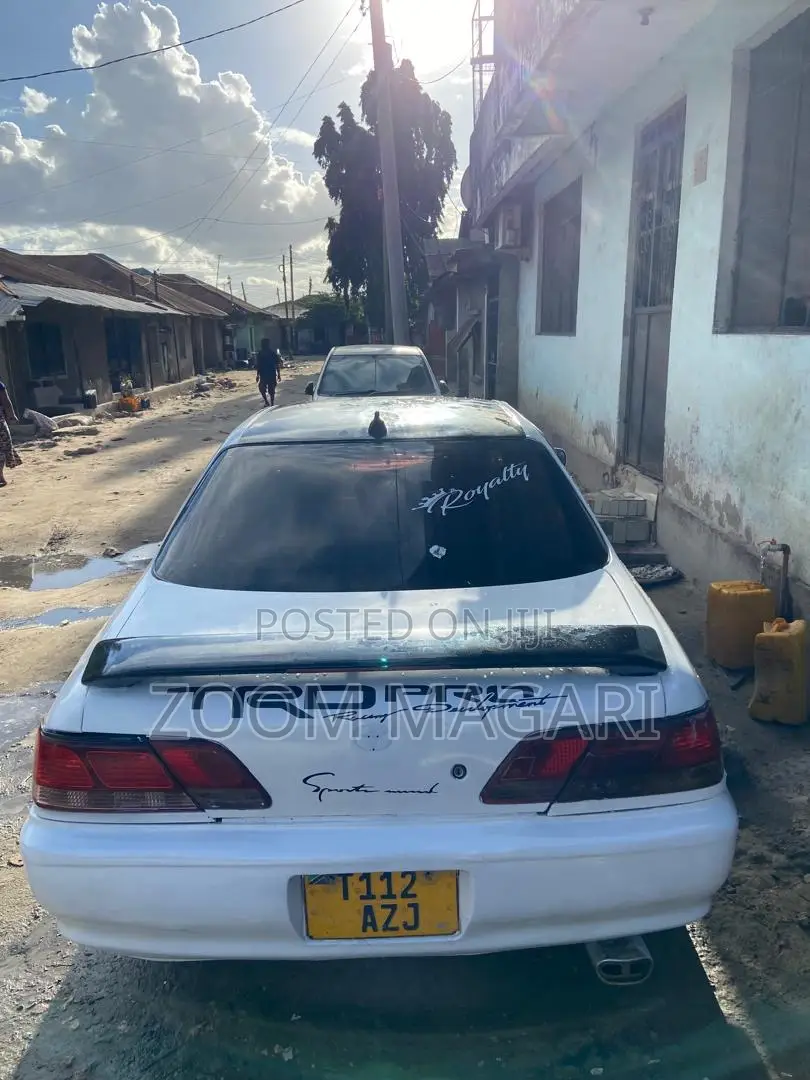 Toyota Cresta 2000 White