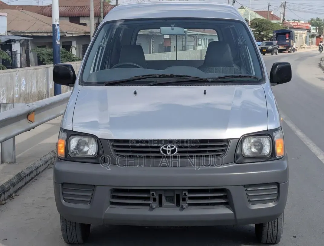 Toyota Noah 2004 Silver