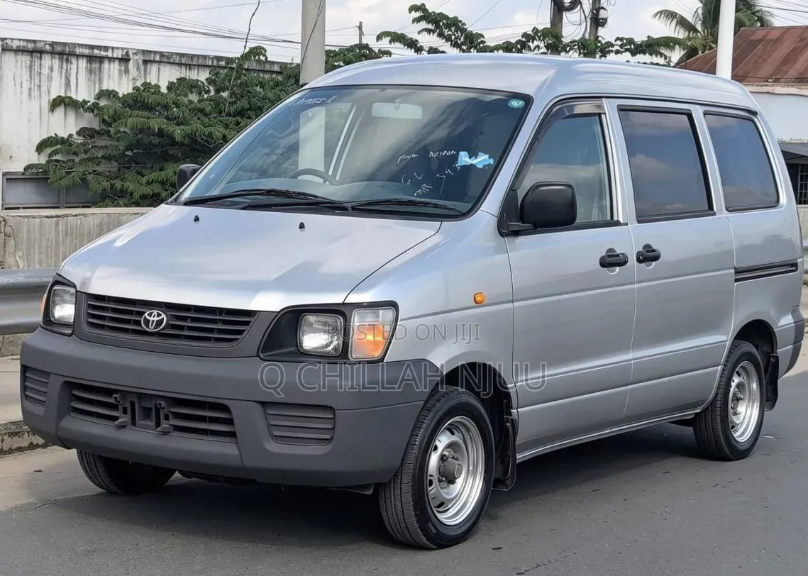 Toyota Noah 2004 Silver