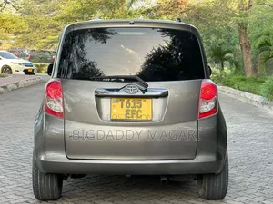 Toyota Ractis 2009 Gray