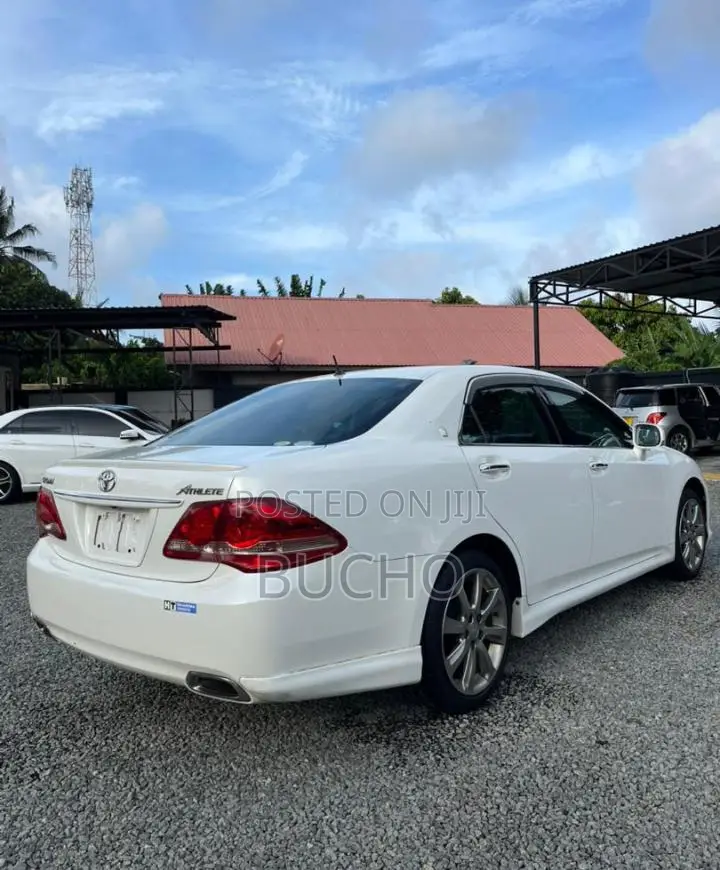 Toyota Crown 2010 White