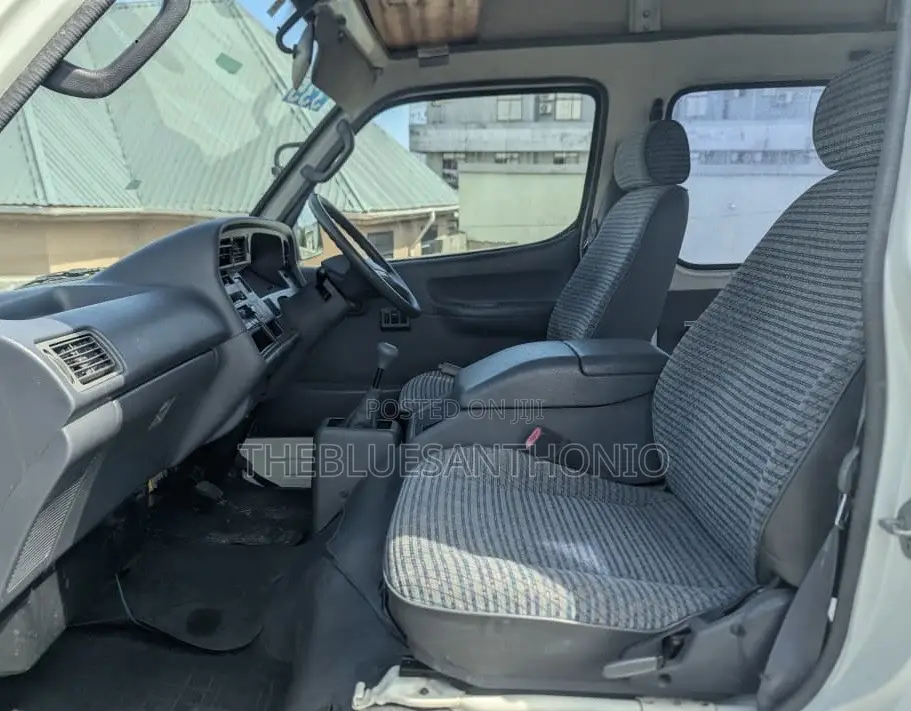 Toyota HiAce 2002 White