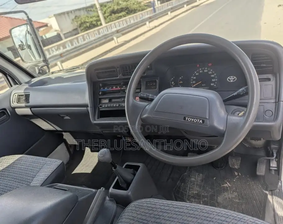 Toyota HiAce 2002 White