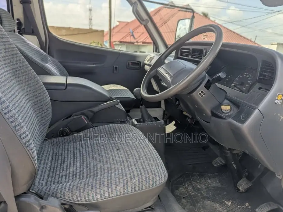 Toyota HiAce 2002 White