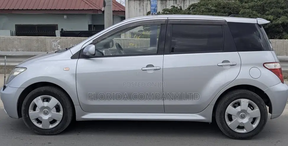 Toyota IST 2005 Silver