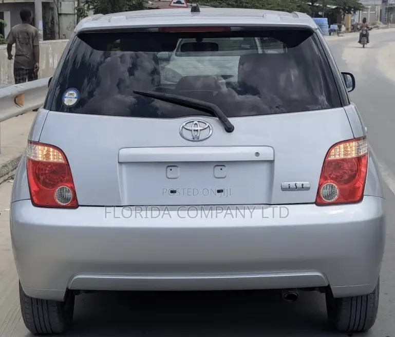 Toyota IST 2005 Silver